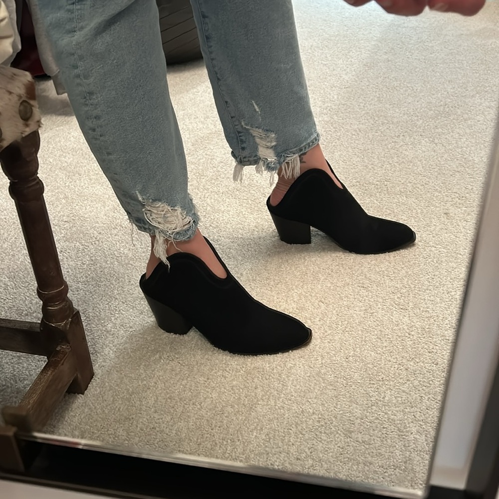Chinese Laundry faux suede ankle boots, so cute! Fits a size 9.5, great cond!